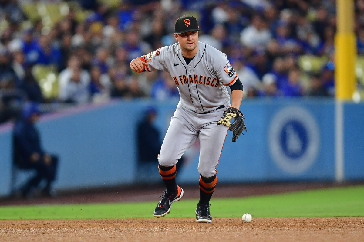 J.D. Davis makes one of the Giants' errors against the Dodgers. (2023)